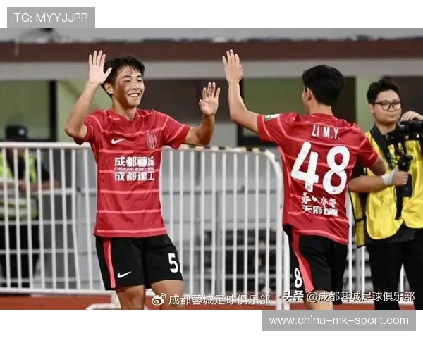 成都蓉城帅惟浩中场连续突破——年轻才俊的精彩表现